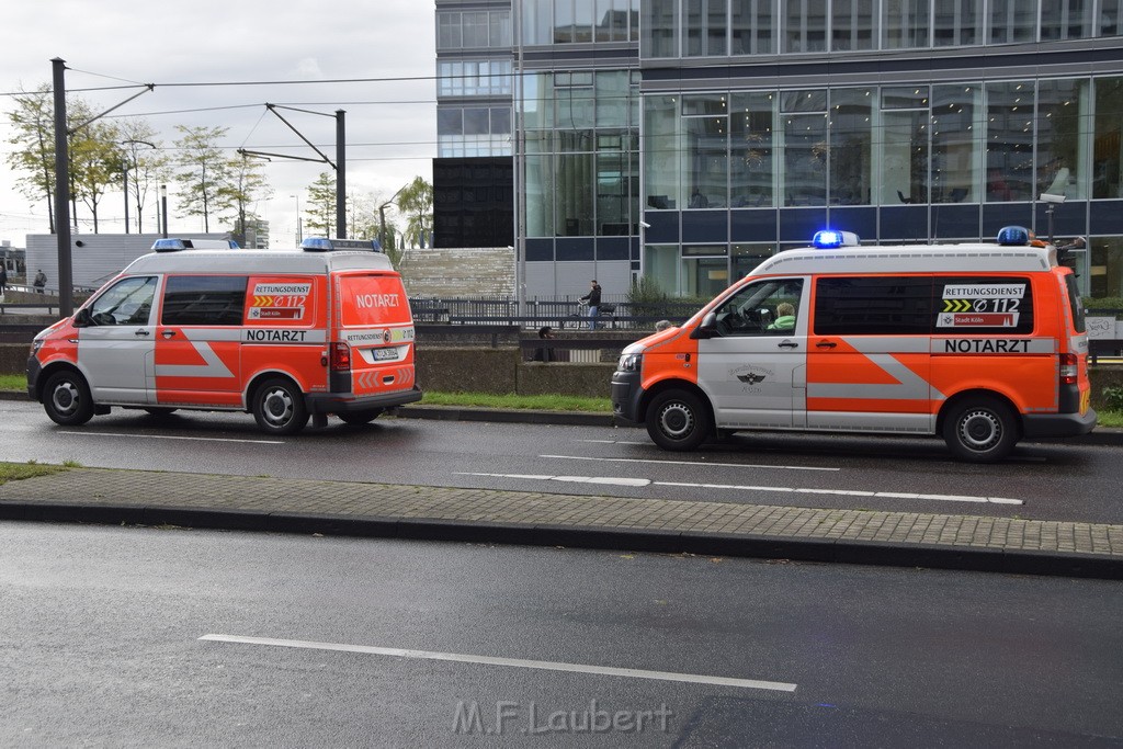 Einsatz BF RTW und 2 NEF Koeln Deutz Deutzer Freiheit P12.JPG - Miklos Laubert